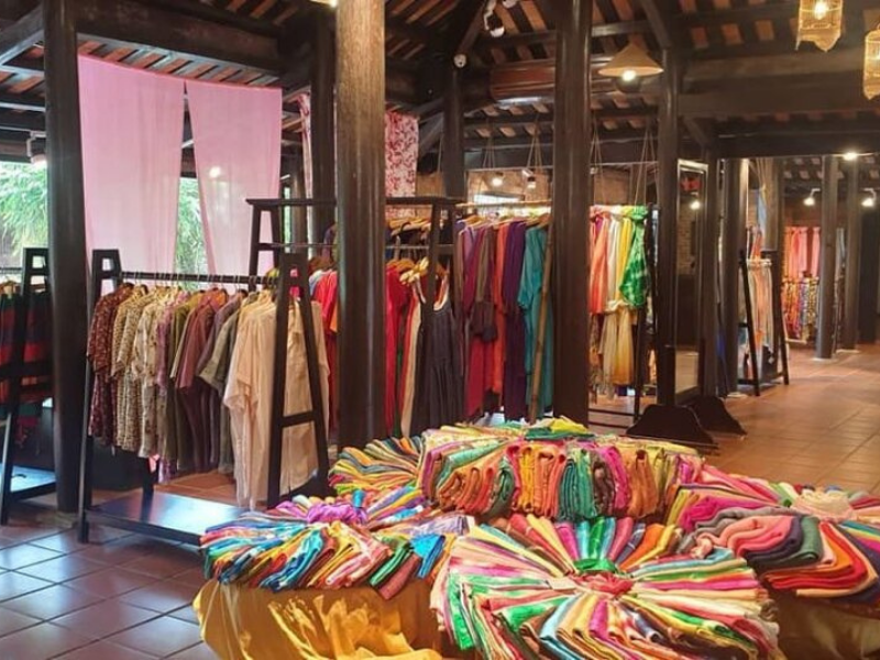 Bộ sưu tập áo dài 54 dân tộc ở Hội An
