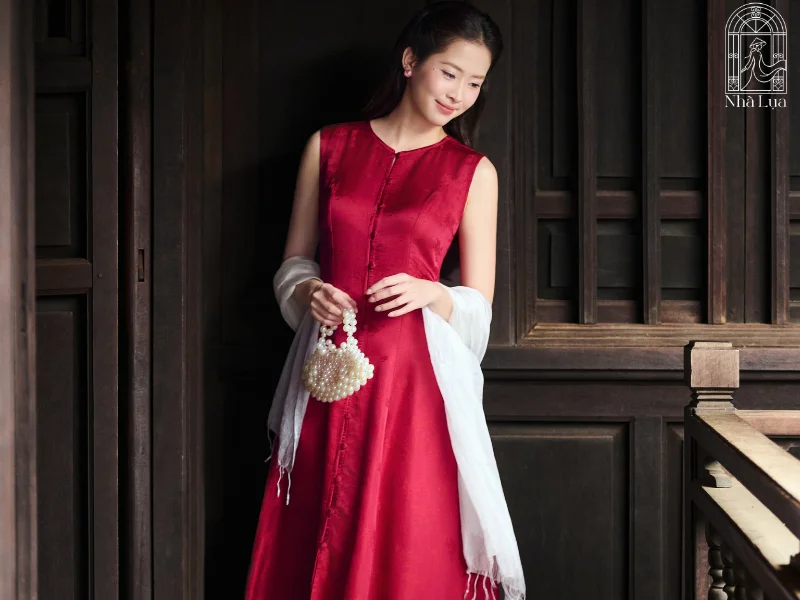 Màu đỏ nổi bật của váy Thư Ngọc giúp để lại ấn tượng tốt trong tiệc tối