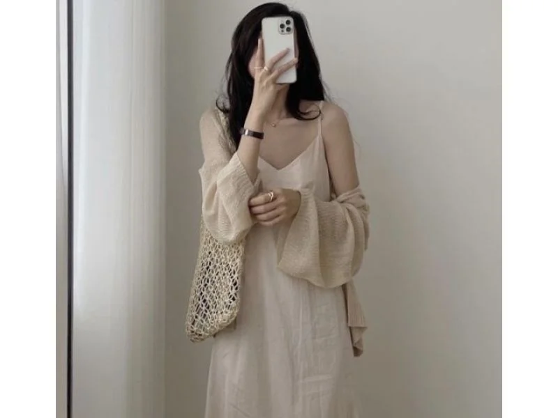Váy Lụa 2 Dây Tạo Sự Mát Mẻ Khi Dạo Phố Cổ, Khăn Lụa Giúp Kín Đáo Khi Vào Chùa