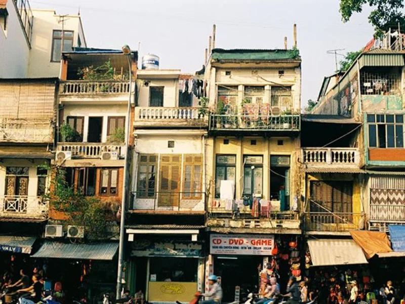 Váy lụa thoáng mát sẽ phù hợp với khí hậu nóng ẩm ở Hà Nội