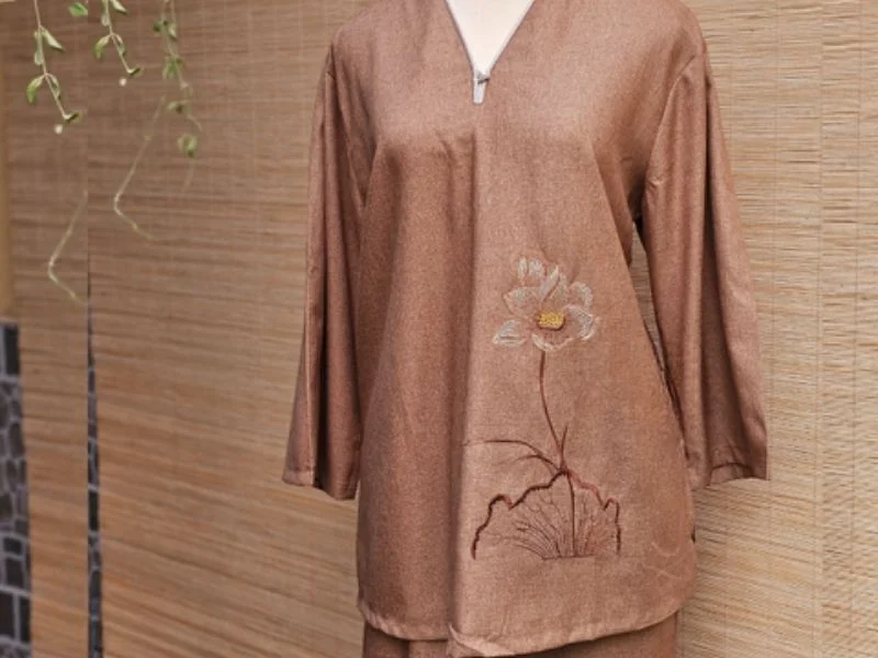 Pháp phục thêu tay họa tiết hoa sen chìm vô cùng tỉ mỉ và tinh tế trong từng đường kim mũi chỉ