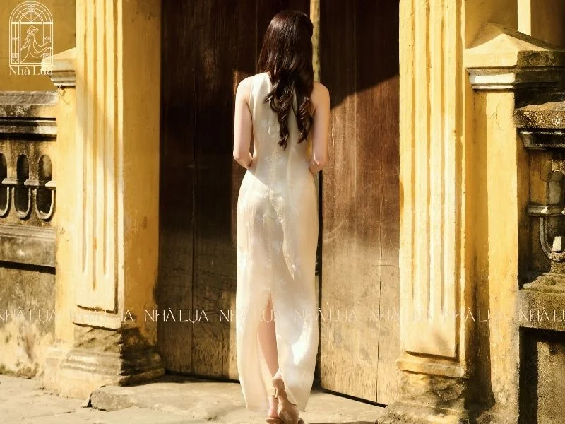 Váy lụa cổ yếm quyến rũ tôn bờ vai thon, linh hoạt phối đồ để du xuân rạng rỡ trong mọi thời tiết