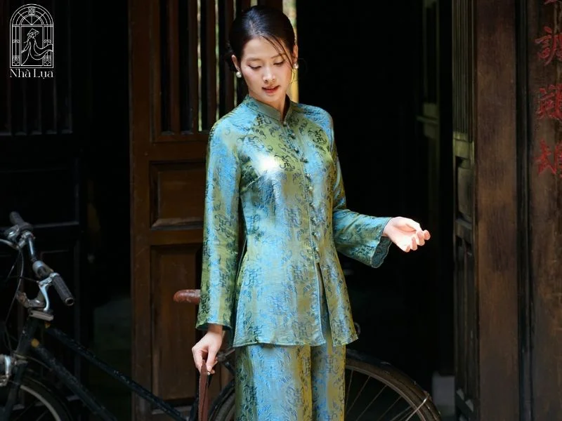 Bộ đồ lam cổ trụ mang vẻ thanh lịch truyền thống, kín đáo và che khuyết điểm bắp tay tinh tế