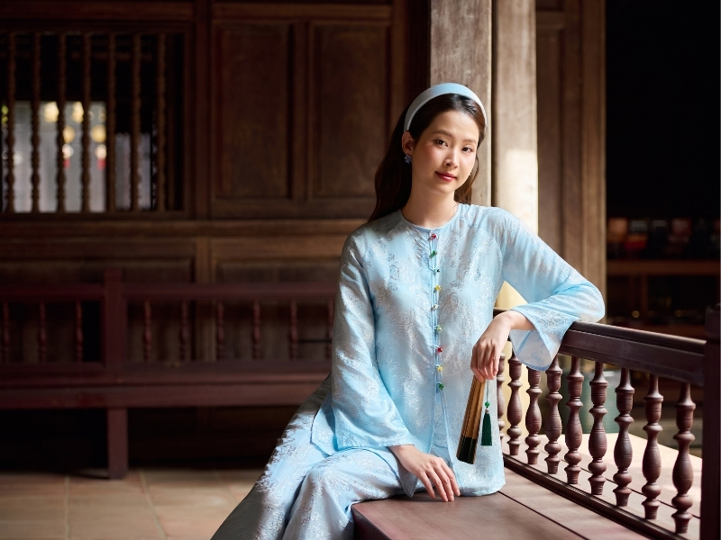 Chất lụa tơ tằm giúp thiết kế pháp phục có độ rũ mềm, nâng niu theo từng chuyển động