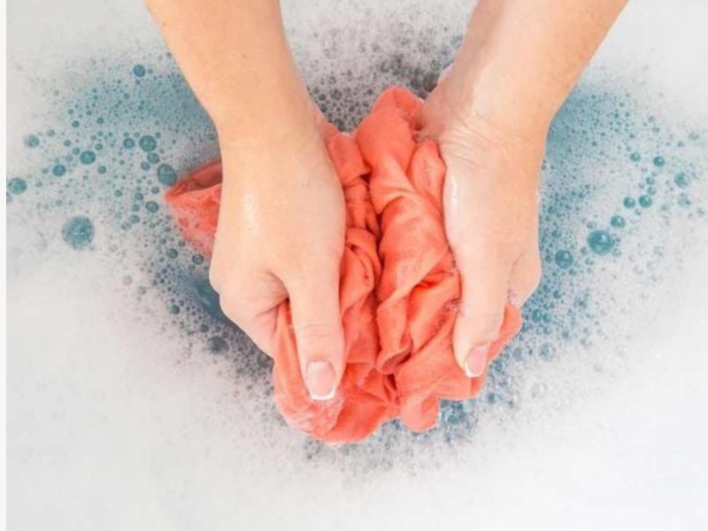 Hãy giặt bằng tay để lụa tơ tằm được bảo quản tốt nhất