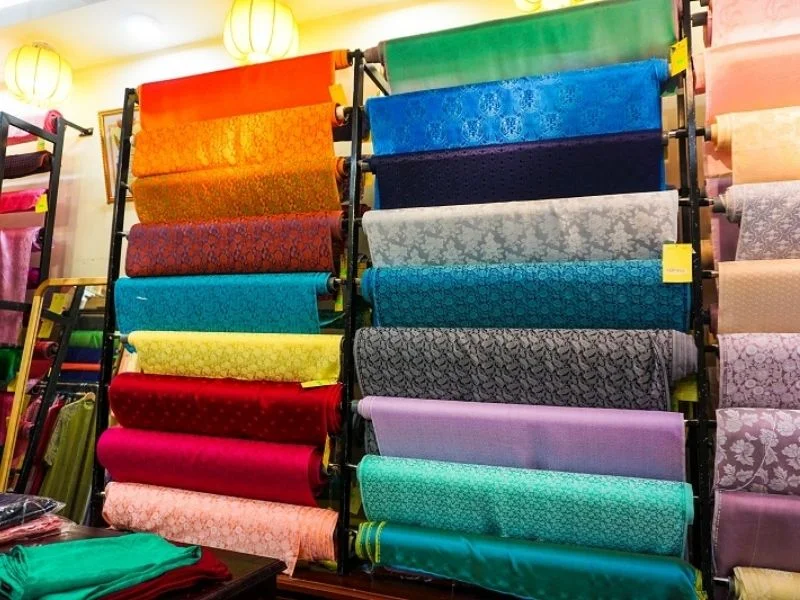 Chất lụa tơ tằm cao cấp với họa tiết tinh tế và bảng màu sang trọng, mang đến vẻ đẹp thanh lịch và hiện đại