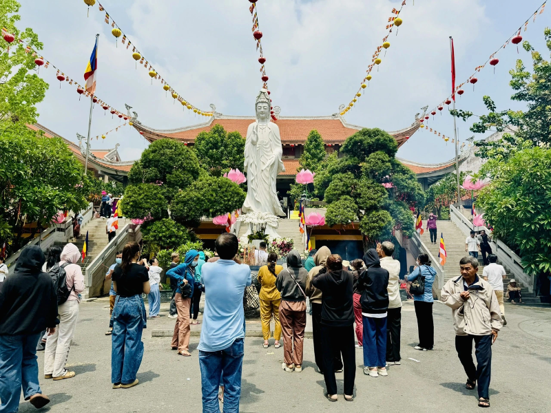 Người dân lễ Phật trong các ngày vía Quan Âm cầu bình an, may mắn 