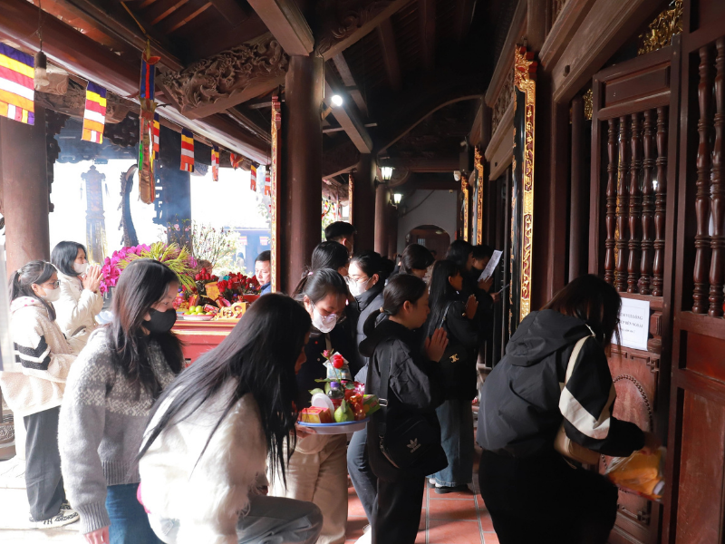 Khi vào chánh điện thì nên cởi mũ để ngoài xe hoặc bỏ nơi chỗ cất đồ.