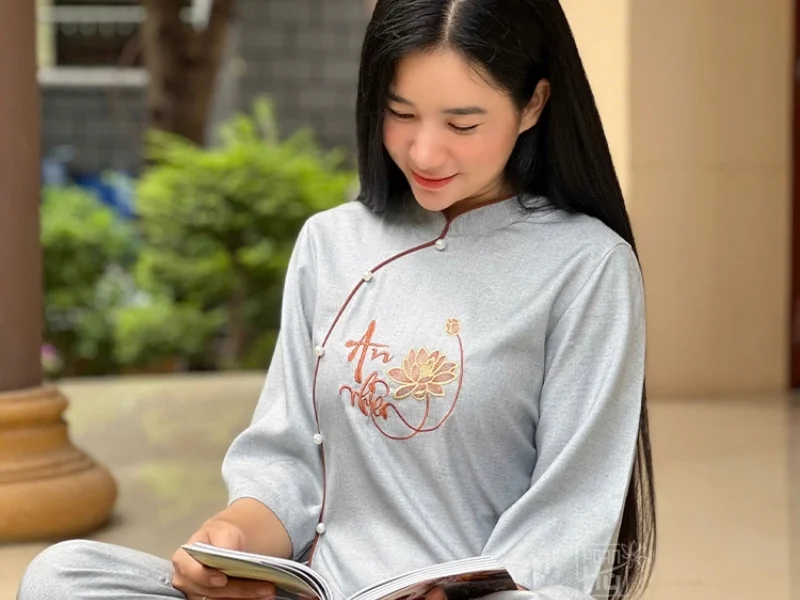 Đồ lam là trang phục nhiều người chọn mặc khi muốn thiền định, tụng kinh tại nhà