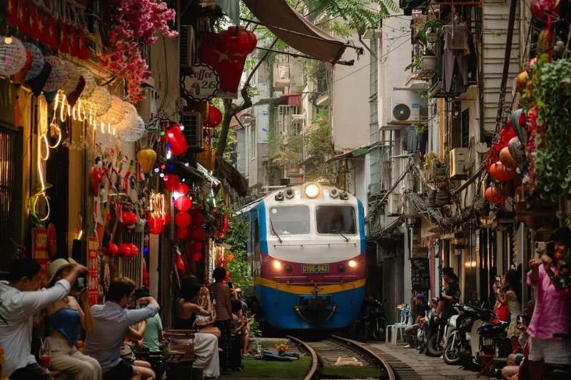 Đường Tàu Hà Nội (Phố Phùng Hưng) — Trend Không Bao Giờ Lỗi Thời