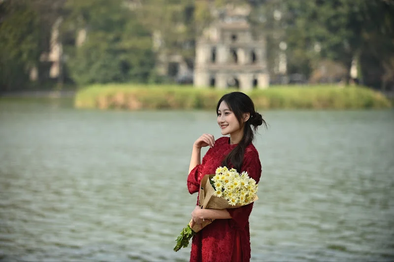 Hồ Hoàn Kiếm & Cầu Thê Húc - Biểu Tượng Không Thể Bỏ Qua