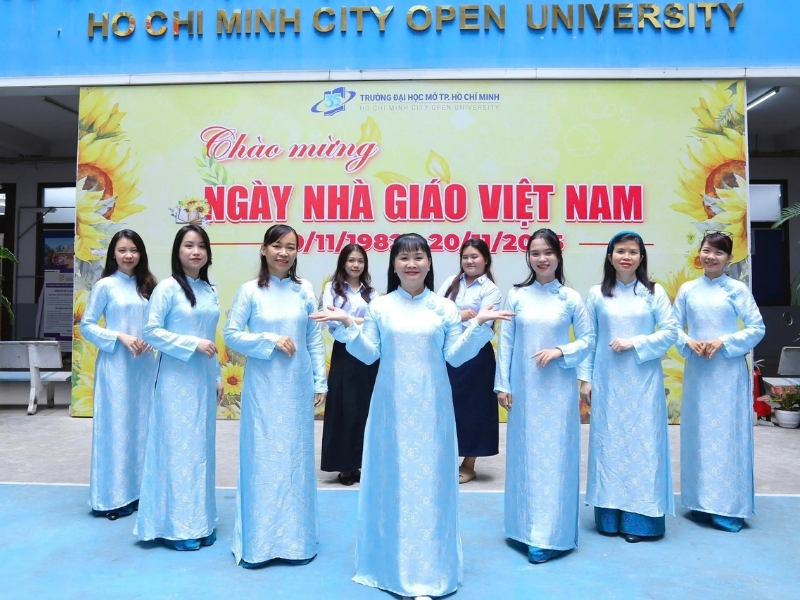 Tập Thể Giảng Viên Trường Đại Học Mở TP. Hồ Chí Minh Tin Dùng Áo Dài Nhà Lụa Làm Đồng Phục Ngày Nhà Giáo Việt Nam