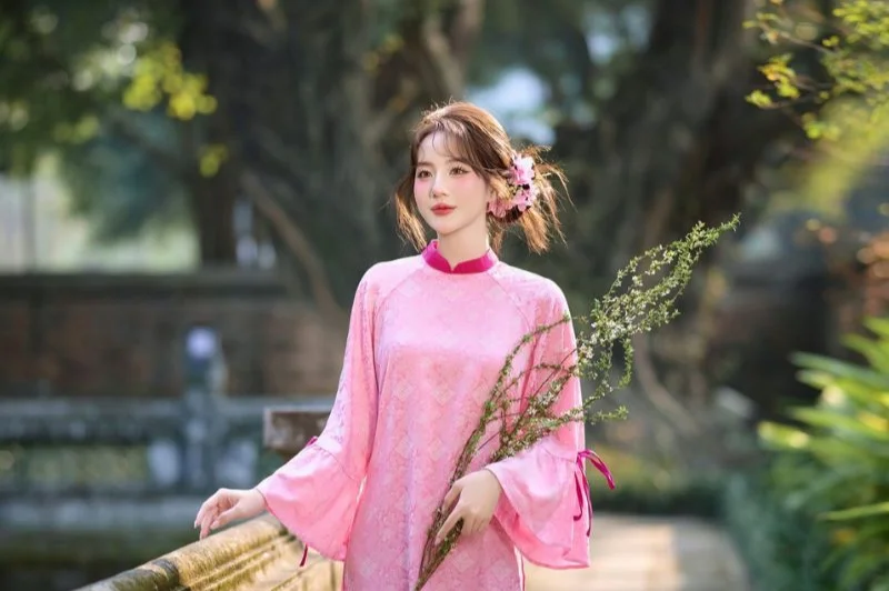 Văn Miếu — Quốc Tử Giám_ Nền Gạch Đỏ, Màu Áo Dài Nổi Bật