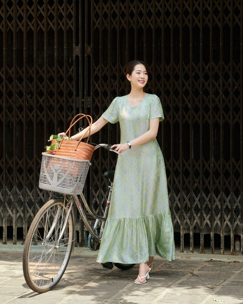 Váy Lụa Tơ Tằm Hồng Thanh Cổ Chữ V Màu Xanh Lá - Thon Gọn Thân Tôn Dáng - Hình ảnh 3
