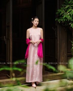 Váy Lụa Uyển Thanh Màu Hồng Phấn – Thiết Kế Cao Cấp Từ Tơ Tằm, Họa Tiết Sen Cúc