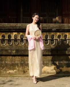 Váy Lụa Uyển Thanh Màu Trắng Kem – Thiết Kế Cao Cấp Từ Tơ Tằm, Họa Tiết Sen Cúc
