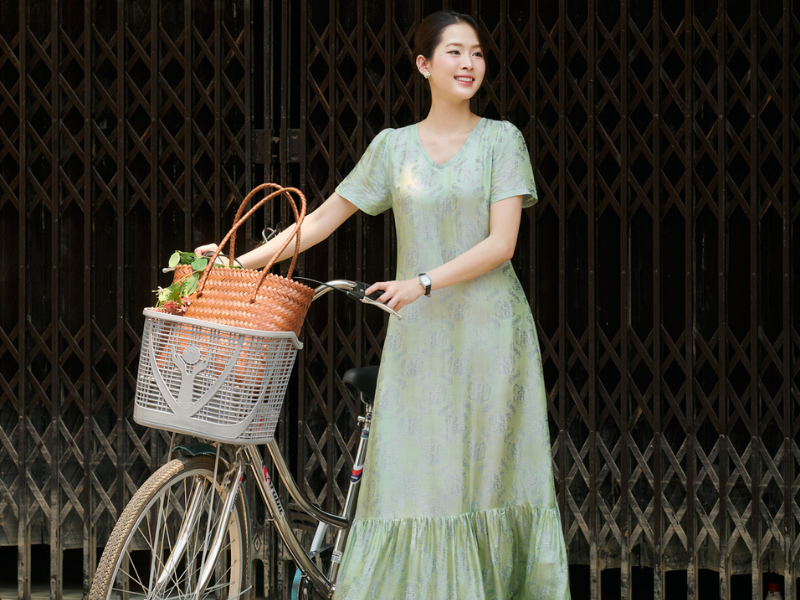 Váy lụa tơ tằm thiết kế riêng – May đo chuẩn xác, tôn vinh vẻ đẹp quý phái.