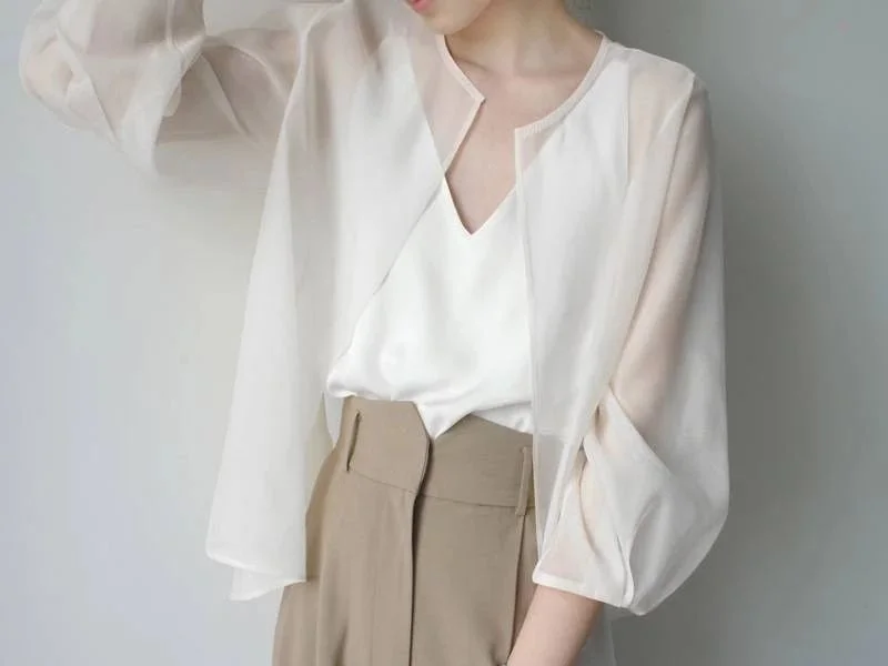 Cách phối váy lụa cùng áo sơ mi khoác ngoài giúp tổng thể trông cao ráo, sành điệu và vẫn che nắng nhẹ nhàng