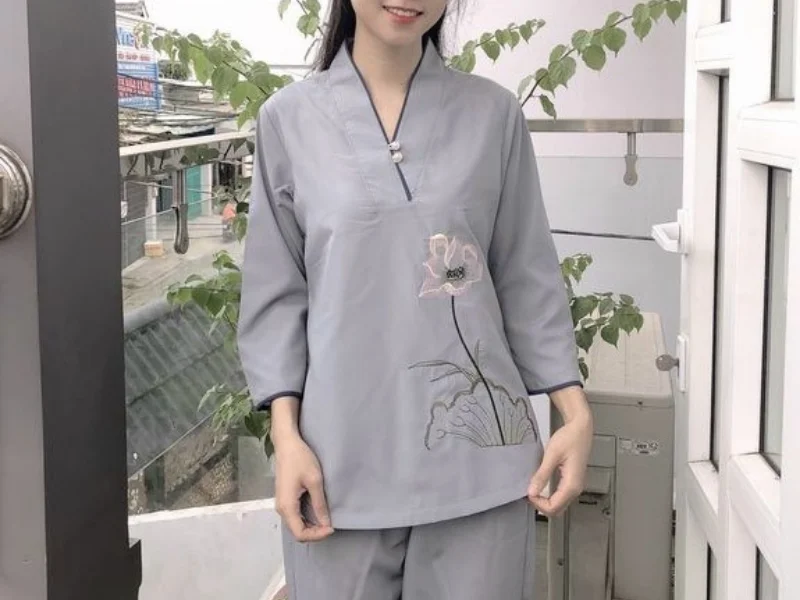 “Áo lam” là tên gọi xuất phát từ sắc lam xanh xám trầm mặc, mộc mạc, gắn liền với trang phục đi chùa quen thuộc của người Việ