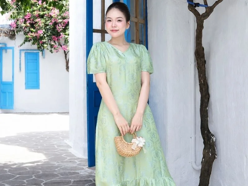 Chất liệu mềm rũ, eo cao và họa tiết tinh tế sẽ giúp vóc dáng trông cao ráo, thanh thoát hơn khi mặc váy đi biển