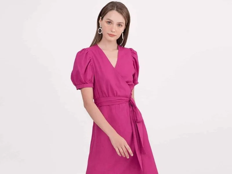 Váy kiểu đắp chéo giúp người mặc dễ điều chỉnh vòng eo, tạo vẻ thon gọn, thanh thoát và thoải mái hơn khi diện