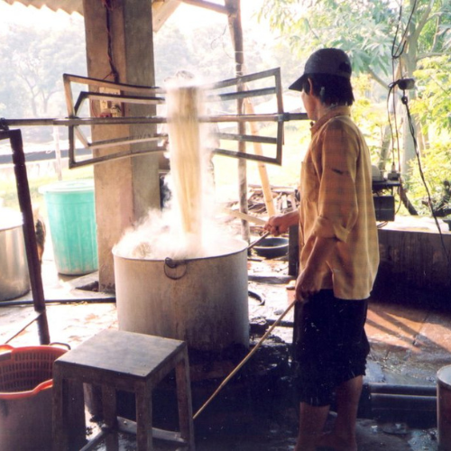 nhuộm lụa tơ tằm thủ công