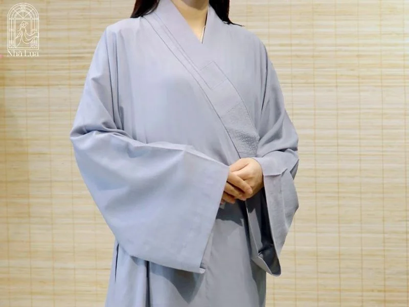 Áo tràng lụa tơ tằm nhẹ bẫng, suông rủ giúp giữ trọn oai nghi và dễ dàng lễ lạy khi tu tập tại gia