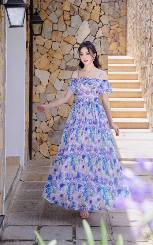 Đầm maxi có tay trễ vai giúp khoe xương quai xanh duyên dáng, che bắp tay khéo léo và mang lại vẻ tiểu thư, lãng mạn