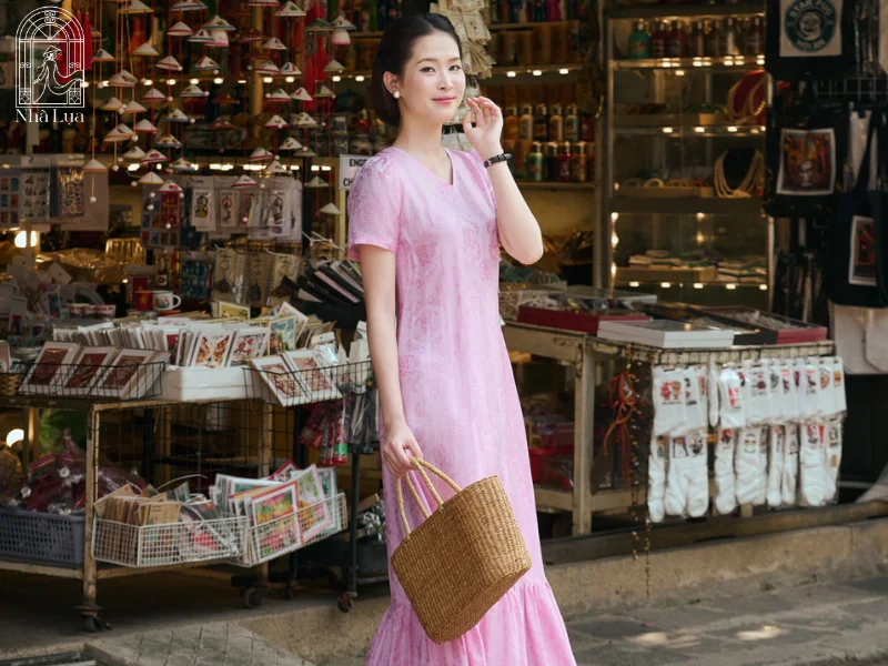 Đầm maxi tay tiên cổ chữ V giúp che bắp tay mềm mại, tôn phần cổ vai và tạo vẻ nữ tính, thướt tha hơn