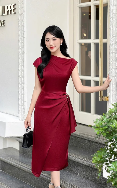 Đầm maxi vạt đắp cổ chữ V giúp điều chỉnh vòng eo linh hoạt, che hông đùi khéo léo và mang lại vẻ đĩnh đạc, quyến rũ hơn