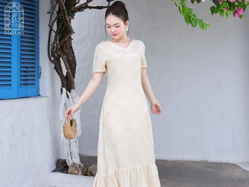 Váy maxi màu trắng kem giúp làm mềm sắc da, giảm cảm giác chói gắt dưới nắng hè và mang đến vẻ ngoài thanh khiết, đài các hơn.