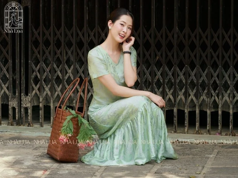 Chất liệu lụa tơ tằm giúp váy đi biển rũ mềm, nhẹ mát và giữ phom thướt tha, phù hợp với người thấp muốn trông cao ráo hơn