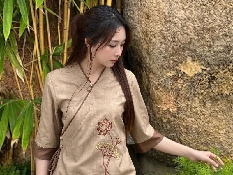 Đồ lam vạt chéo giúp giấu bụng và dễ dàng điều chỉnh độ rộng eo, mang lại sự thoải mái khi hành lễ.Đồ lam vạt chéo giúp giấu bụng và dễ dàng điều chỉnh độ rộng eo, mang lại sự thoải mái khi hành lễ.