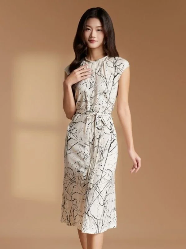 Mặc buông tự nhiên thì bay bổng, thắt nhẹ đai lưng thì gọn gàng và thanh lịch hơn với váy maxi dài đi biển