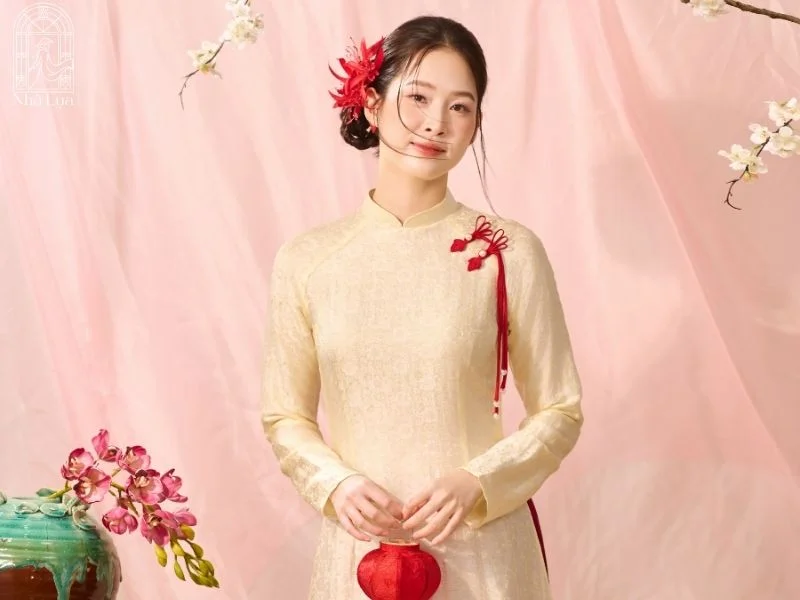 Màu vàng sinh ra cho da ngăm, tạo sự hài hòa tươi tắn thay vì làm da xỉn, càng thanh lịch hơn trên lụa tơ tằm nhuộm thủ công