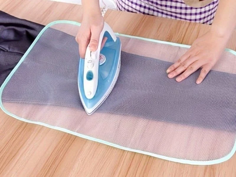 Nếu không có bàn ủi hơi nước, lộn trái vải, lót thêm lớp cotton rồi ủi ở mức nhiệt Silk_Delicate, di chuyển nhẹ nhàng. Sau kh