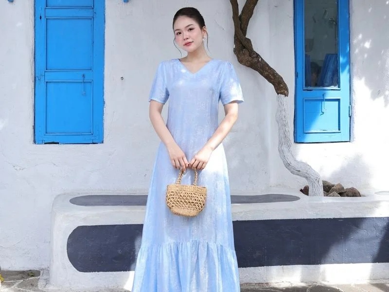 Nhóm màu đá quý tạo tương phản đẹp mắt với da vàng, kết hợp độ bóng mướt của lụa tơ tằm Nhà Lụa càng toát lên vẻ quyền quý, tthanh tao và cuốn hút.