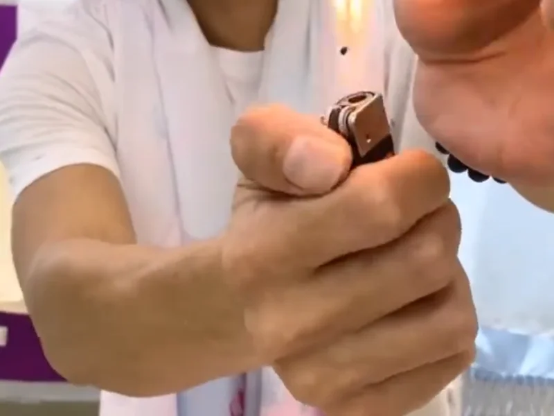 Phần tro còn lại sau khi đốt sợi tổng hợp thường vón thành hạt cứng, đen bóng, không vỡ vụn và rất khó nghiền nát