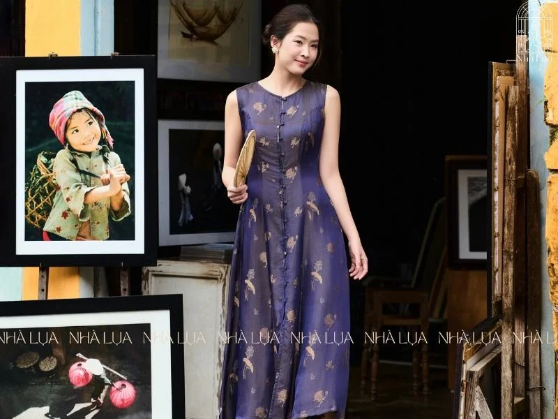 Váy lụa midi dáng A-line hoặc ôm nhẹ, tông pastel hoặc trung tính, thanh lịch và tôn dáng, phù hợp cho mọi hoạt động từ tham quan đến ăn tối tại nhà hàng sang trọng.