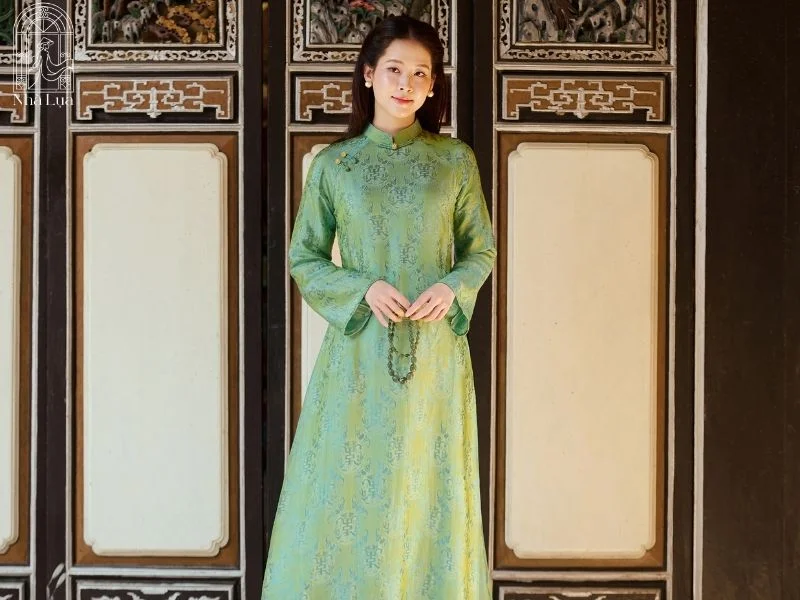 Áo dài màu xanh giúp cân bằng sắc tố da ngăm một cách kỳ diệu, tạo cảm giác sang trọng, bắt sáng và càng lộng lẫy hơn khi dệt