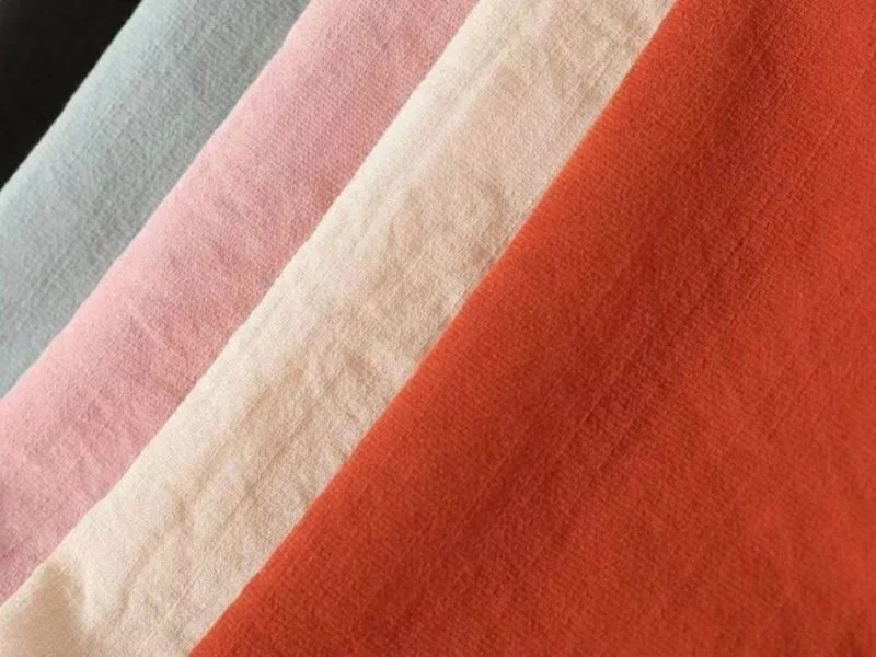 Cotton và đũi thấm hút tốt, nhưng dễ nhăn, lâu khô và có thể tạo cảm giác nặng nề khi mặc trong ngày hè