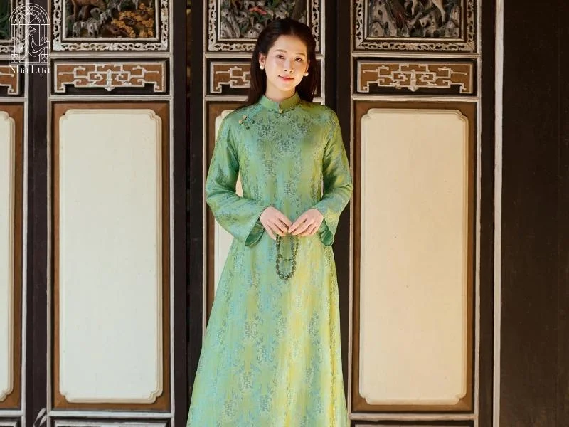 Pháp phục lụa tơ tằm của Nhà Lụa là lựa chọn trang nhã, tôn kính khi bạn ghé thăm những ngôi chùa nổi tiếng ở Huế như chùa Thiên Mụ hay chùa Từ Đàm.