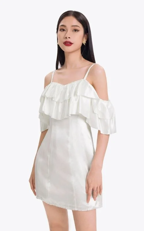 Thiết kế dây bản to giúp váy maxi dài đi biển kín đáo hơn, còn trễ vai tay lỡ lại tạo cảm giác mềm mại và tự tin hơn