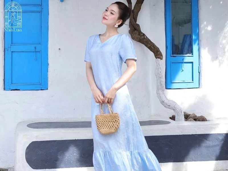 Váy maxi màu xanh dương giúp làm dịu cảm giác nắng nóng, tạo vẻ ngoài thanh lịch và lên ảnh hài hòa với trời biển mùa hè