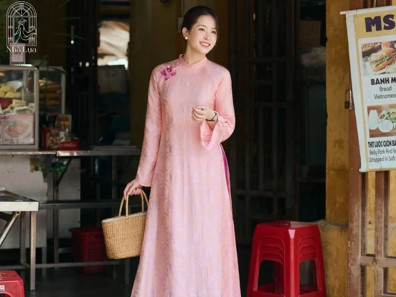 Áo dài Hồng Yên màu hồng cam đào tạo nên vẻ đẹp trong trẻo, ngọt ngào và nữ tính, phá tan định kiến pastel làm da ngăm xỉn mà