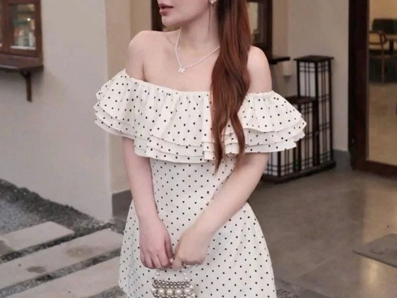 Đầm trễ vai tay lỡ giúp khoe bờ vai mềm mại, che bắp tay khéo léo và mang lại vẻ ngoài điệu đà, nữ tính