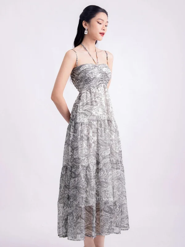 Dáng váy thả lỏng giúp váy maxi hai dây bản to vừa thoải mái, phóng khoáng vừa dễ tạo điểm nhấn nhẹ ở vòng eo