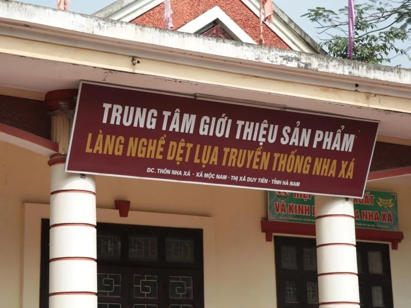 Lụa tơ tằm Nhà Lụa được tuyển chọn từ làng nghề Nha Xá (Hà Nam), mềm mịn, thoáng mát tự nhiên, giúp bạn dễ chịu suốt hành trình khám phá Huế dù nắng hay về chiều.