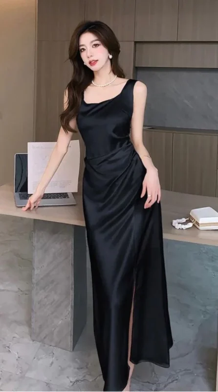 Thiết kế dây vai bản to kết hợp xẻ tà giúp người mặc vừa kín đáo, tự tin vừa trông thanh thoát hơn khi đi biển