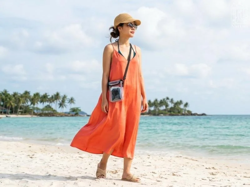 Váy lụa dáng suông thoáng mát, mặc kèm đồ bơi bên trong và vài phụ kiện gọn nhẹ, là lựa chọn tiện lợi và nhanh khô cho cả ngày khám phá đảo.